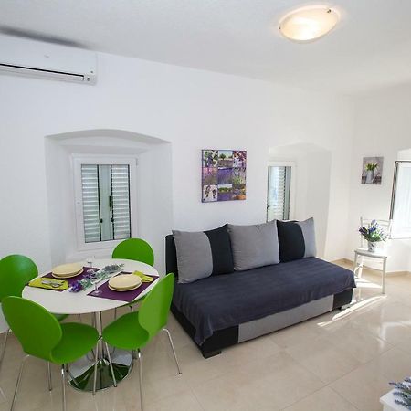 Apartmani Cindric Karlobag Exterior photo