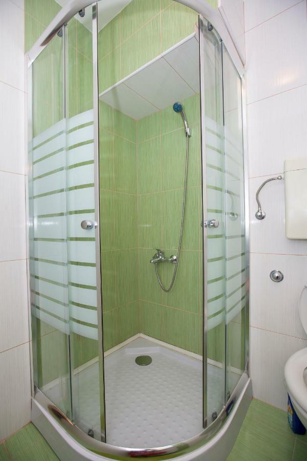 Apartmani Cindric Karlobag Exterior photo